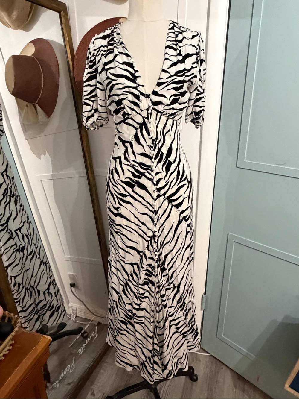 Rixo London Tonya V Neck Tiger Printed Crepe Midi Dress Black White Size XS